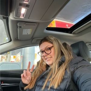 Meet your Posher, Alexia